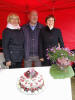 Konkursinio pyrago „Rudeninis cukinijų tango“ kepėjos Nina ir Liuda Bandarenko su tautodailininku Viktoru Mirošničenko